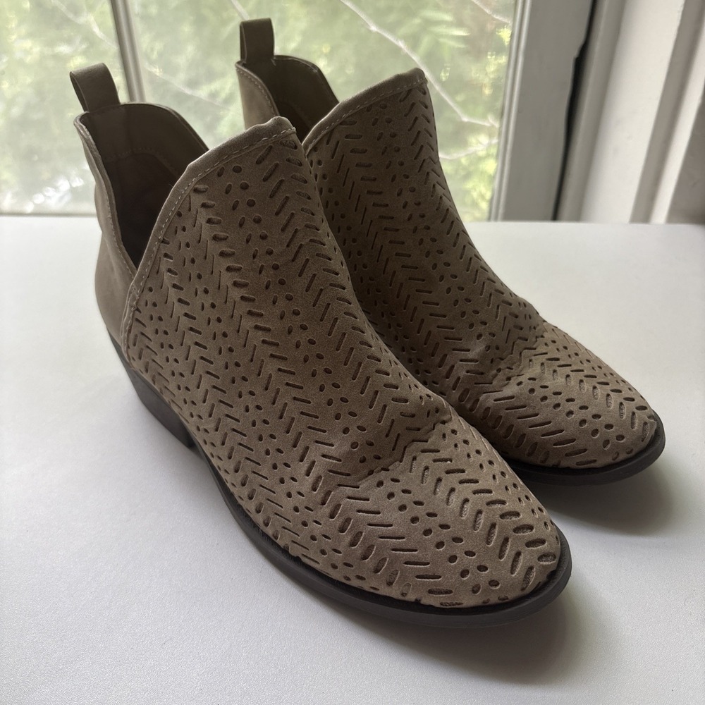 Serra Brand Baley Women's Size 8 Perforated V Cut Side Opening Ankle Bootie